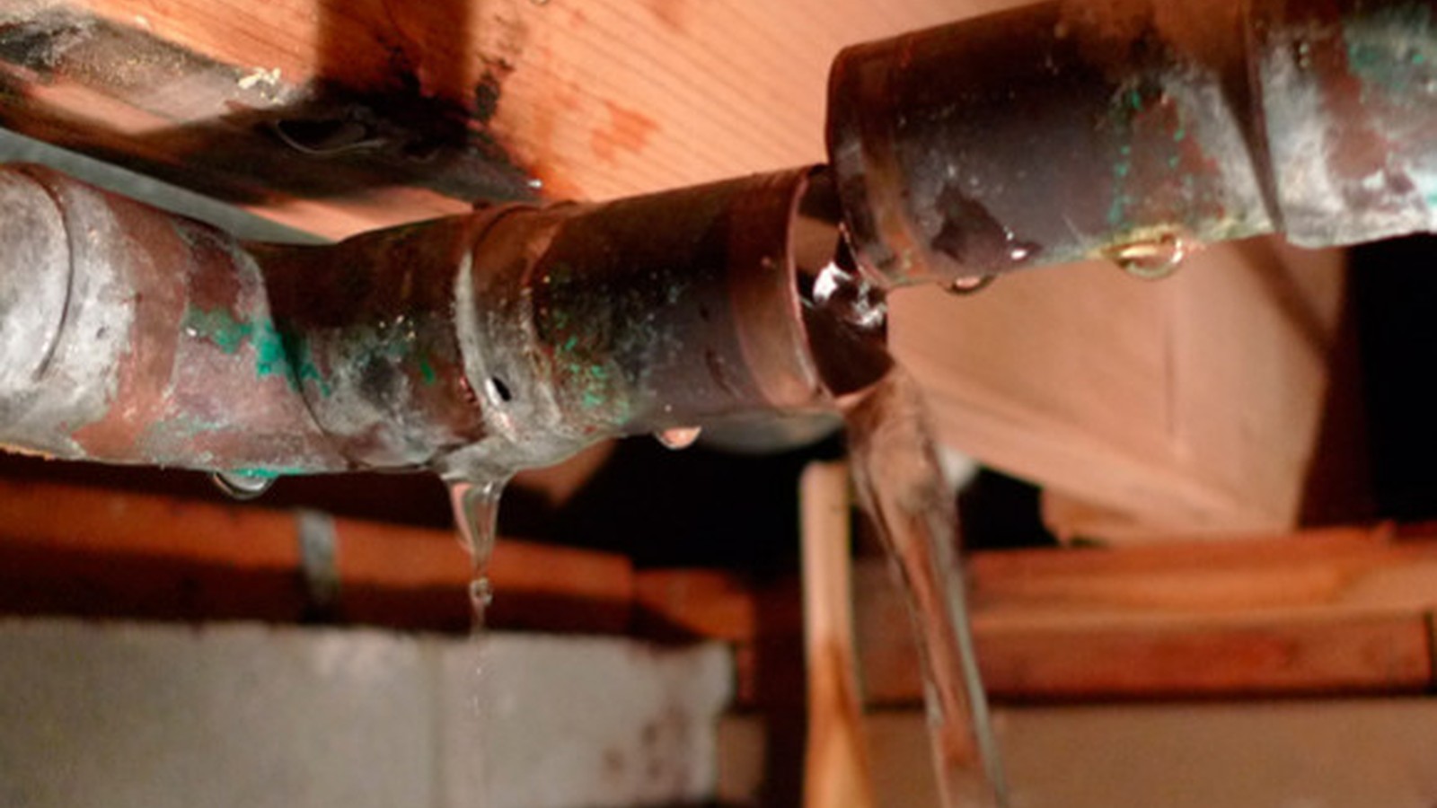 Leaking copper water pipe causing a burst pipe emergency in a home